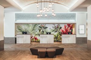ホノルルにあるAla Moana Honolulu by Mantraの大きな壁画のある広いロビー +37枚の写真