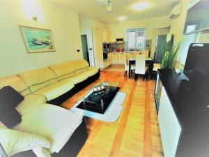 sala de estar con sofá y mesa en Iron Gates Apartments en Split