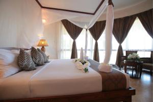 Un pat sau paturi într-o cameră la Ocean Paradise Resort & Spa