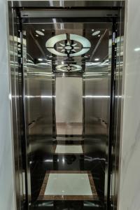 um elevador com uma porta de vidro e um tecto em Lee Hotel em Can Tho