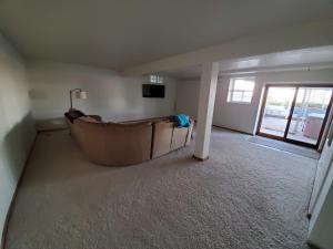 una stanza vuota con vasca al centro di una stanza di TKTK a Rapid City