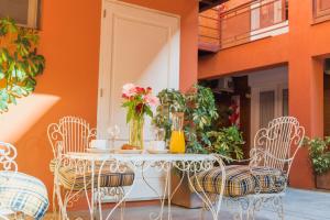 a table with chairs and a vase of flowers on it at Hotel Cerro Blanco in San Juan