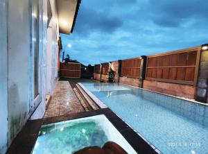 Bazén v ubytování Puncak Pinus and Pool nebo v jeho okolí