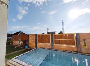 Bazén v ubytování Puncak Pinus and Pool nebo v jeho okolí