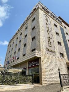 un bâtiment avec un panneau sur son côté dans l'établissement Boulevard Palace Hotel, à Monrovia