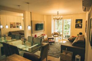 a living room with a couch and a glass table at Apto Fofo in Gramado