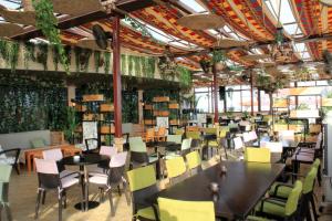 モンロビアにあるBoulevard Palace Hotelのテーブルと椅子と植物のあるダイニングルーム
