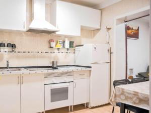 Una cocina o zona de cocina en Pretty Holiday Home in Madrid with Solarium