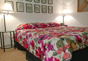 ein Schlafzimmer mit einem Bett mit einer farbenfrohen Tagesdecke in der Unterkunft Snowater Condo #31 - 2 Story Condo with WiFi- Sleeps 4 - Beautifully decorated! in Glacier