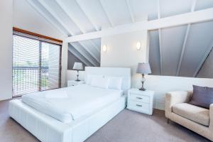 Un pat sau paturi într-o cameră la Como Mezzanine Retreat