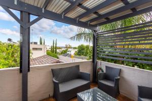 balcone con sedie e vista sulla città di Como Mezzanine Retreat a Perth