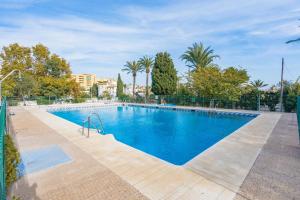 Bazén v ubytovaní HOLIDAY RENTALS PISCINA, PLAYA PARKING a 5 min caminando del PUERTO DE BENALMADENA alebo v jeho blízkosti