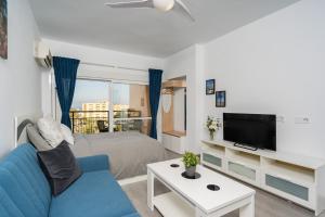 Televízia a/alebo spoločenská miestnosť v ubytovaní HOLIDAY RENTALS PISCINA, PLAYA PARKING a 5 min caminando del PUERTO DE BENALMADENA