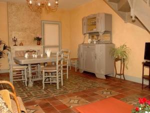 cocina y comedor con mesa y sillas en Gîte Fondettes, 3 pièces, 4 personnes - FR-1-381-380, en Fondettes