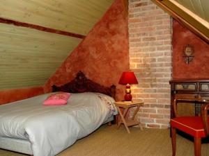 1 dormitorio con 1 cama y 1 mesa con lámpara en Gîte Fondettes, 3 pièces, 4 personnes - FR-1-381-380, en Fondettes