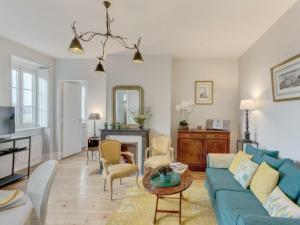 - un salon avec un canapé bleu et une table dans l'établissement Appartement Chantilly, 3 pièces, 4 personnes - FR-1-526-3, à Chantilly