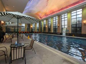 Bazén v ubytování Wyndham Grand Plaza Royale Palace Chengdu nebo v jeho okolí