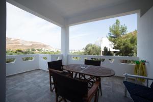 Despinas house Kythnos في كيثنوس: فناء مع طاولة وكراسي على شرفة
