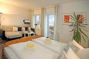 um quarto com uma cama e uma sala de estar em Familienhotel Brandtsheide em Jeserig