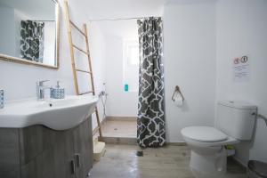 Despinas house Kythnos في كيثنوس: حمام مع حوض ومرحاض +26 صورة