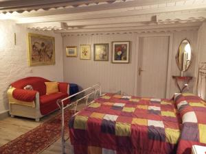 レードロにあるCasa Maxのベッドルーム1室(ベッド1台、椅子、鏡付)
