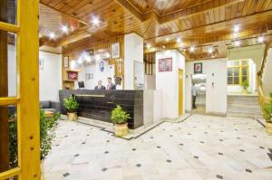 a lobby of a restaurant with a bar at Hotel Snow View Manali in Manāli