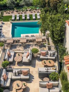 - une vue aérienne sur une terrasse avec des canapés et une piscine dans l'établissement Mougins Luxury Retreats, à Mougins