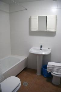Un baño con lavabo, bañera e inodoro. en Alojamientos Botica Rural, en La Cabrera 15 fotos más