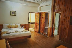 Letto o letti in una camera di Hotel Snow View Manali