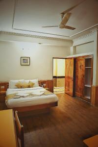 Letto o letti in una camera di Hotel Snow View Manali
