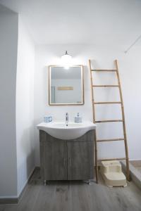 Despinas house Kythnos في كيثنوس: حمام مع مغسلة و سلم