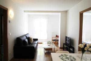 uma sala de estar com um sofá e uma mesa em Apartamento Labegain 6 em Sestao