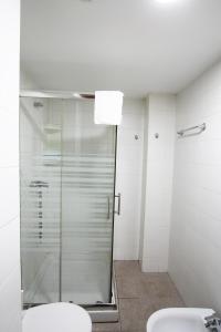 a bathroom with a glass shower and a toilet at Apartamento Labegain 6 in Sestao