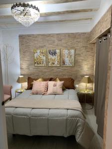 - une chambre avec un grand lit et deux lampes dans l'établissement La puerta azul en el corazón de Cádiz, à Cadix