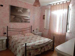 una camera con letto e lavandino di Appartamento in Casale a Rispescia