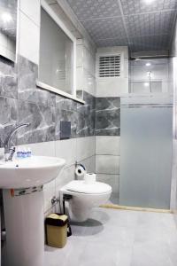 y baño con lavabo, aseo y ducha. en Royal Suite, en Pamukkale