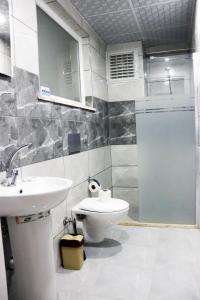 La salle de bains est pourvue de toilettes, d'un lavabo et d'une douche. dans l'établissement Royal Suite, à Pamukkale