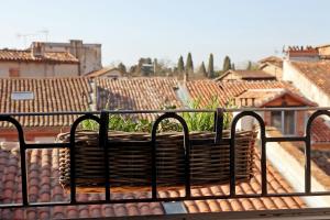 a basket sitting on top of a balcony at Chambres d'hôtes La Tour Sainte-Cécile in Albi