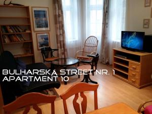 カルロヴィ・ヴァリにあるHoliday Apartments Bulharská 1のリビングルーム(テレビ、テーブル、椅子付) +35枚の写真