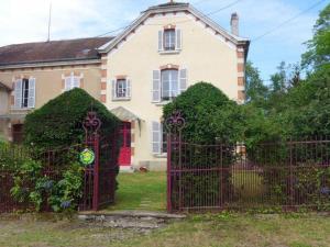 una casa vieja con una puerta delante de ella en Gîte Anrosey, 4 pièces, 8 personnes - FR-1-611-11, en Anrosey