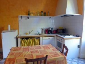 cocina con mesa, fogones y nevera en Gîte Anrosey, 4 pièces, 8 personnes - FR-1-611-11, en Anrosey