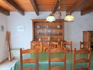 comedor con mesa de madera y sillas en Gîte Champigny-sous-Varennes, 3 pièces, 5 personnes - FR-1-611-2, 