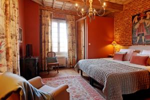 a bedroom with two beds and a window at Chambres d'hôtes La Tour Sainte-Cécile in Albi