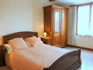1 dormitorio con 1 cama con sábanas blancas y ventana en Gîte Champigny-sous-Varennes, 3 pièces, 5 personnes - FR-1-611-2, 
