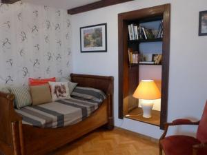 1 dormitorio con 1 cama con lámpara y estante para libros en Gîte Chaumont-la-ville, 2 pièces, 2 personnes - FR-1-611-36, 
