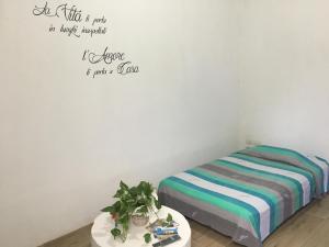 - une chambre dotée d'un lit et d'une table dans l'établissement SEVENTY-FIVE, à Castri di Lecce