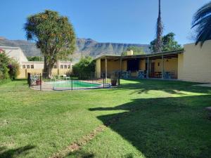 a tennis court in the yard of a house at Avondrust Guest House in Graaff-Reinet
