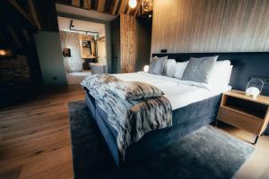 a bedroom with a large bed and a large window at Cityhotel Wood in Middelburg