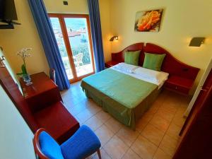 A bed or beds in a room at Hotel Villa Isabella