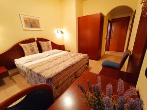 A bed or beds in a room at Hotel Villa Isabella